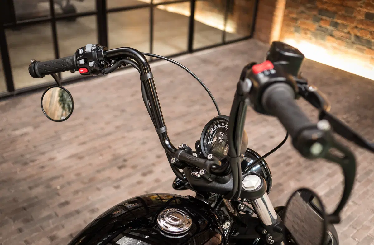 Triumph Bonneville Bobber Black (5)