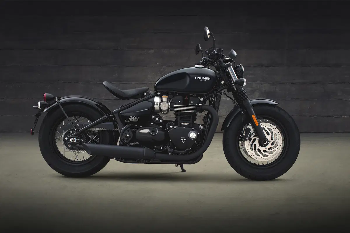 Triumph Bonneville Bobber Black (2)