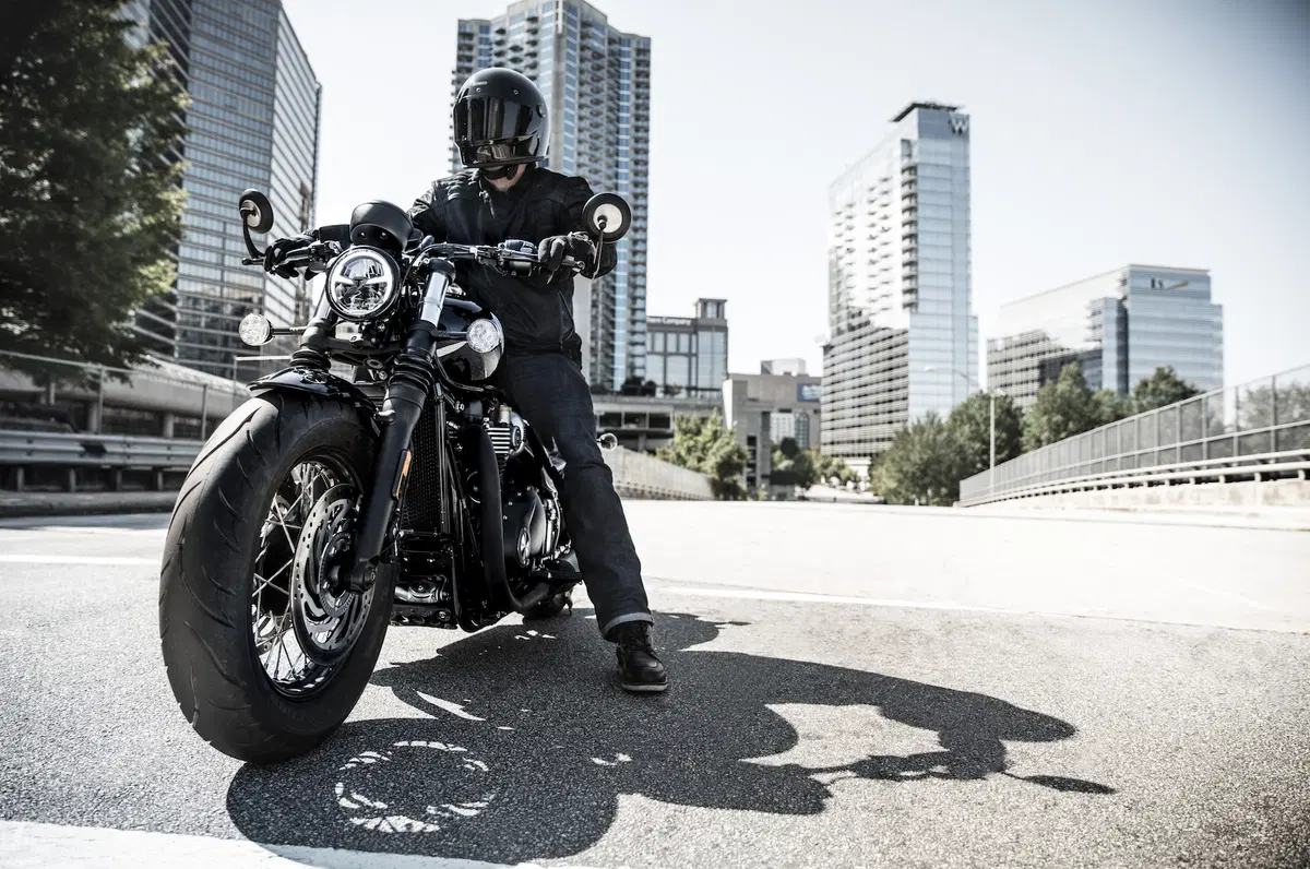 Triumph Bonneville Bobber Black (6)