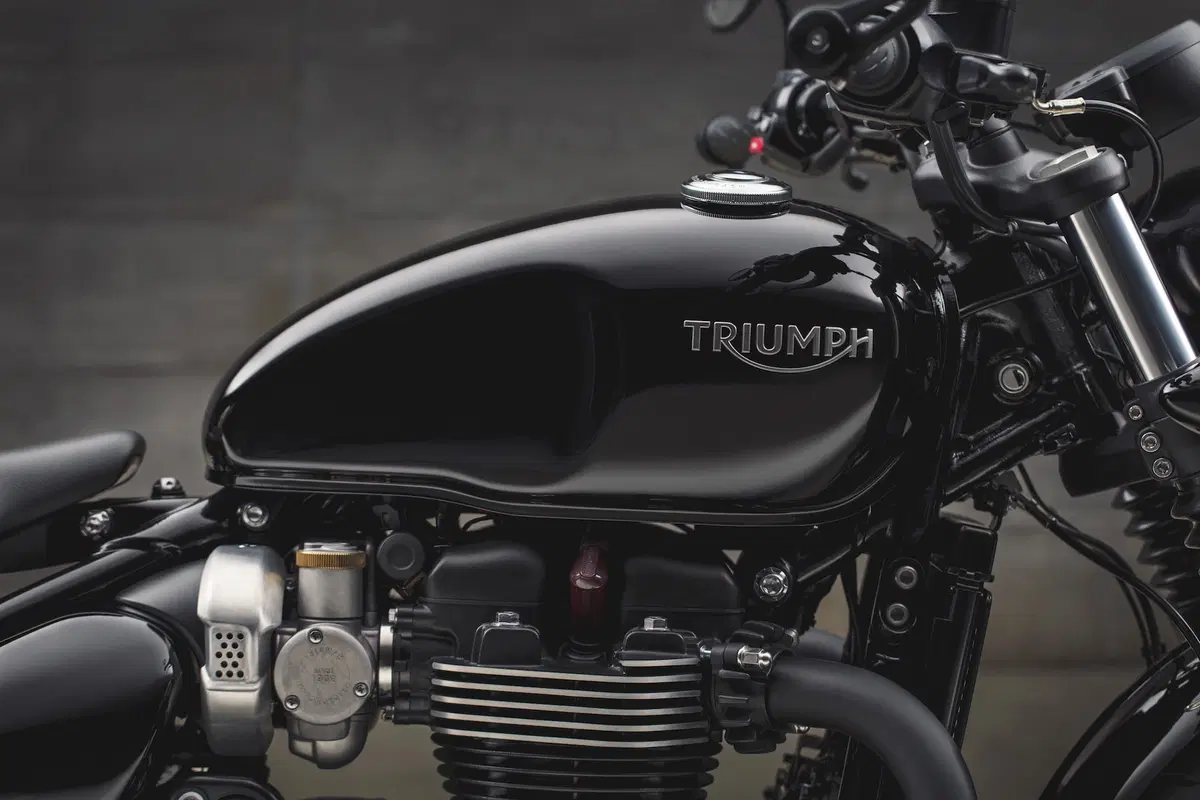 Triumph Bonneville Bobber Black (10)