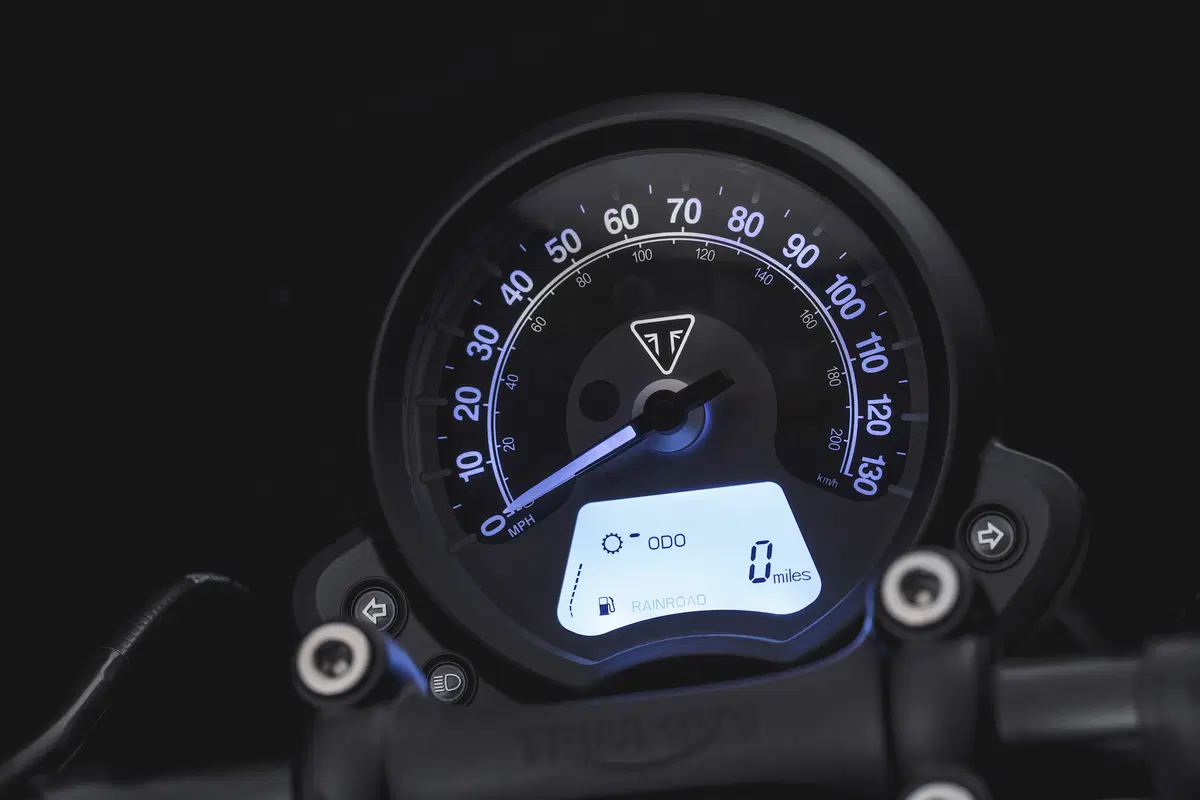 Triumph Bonneville Bobber Black (11)