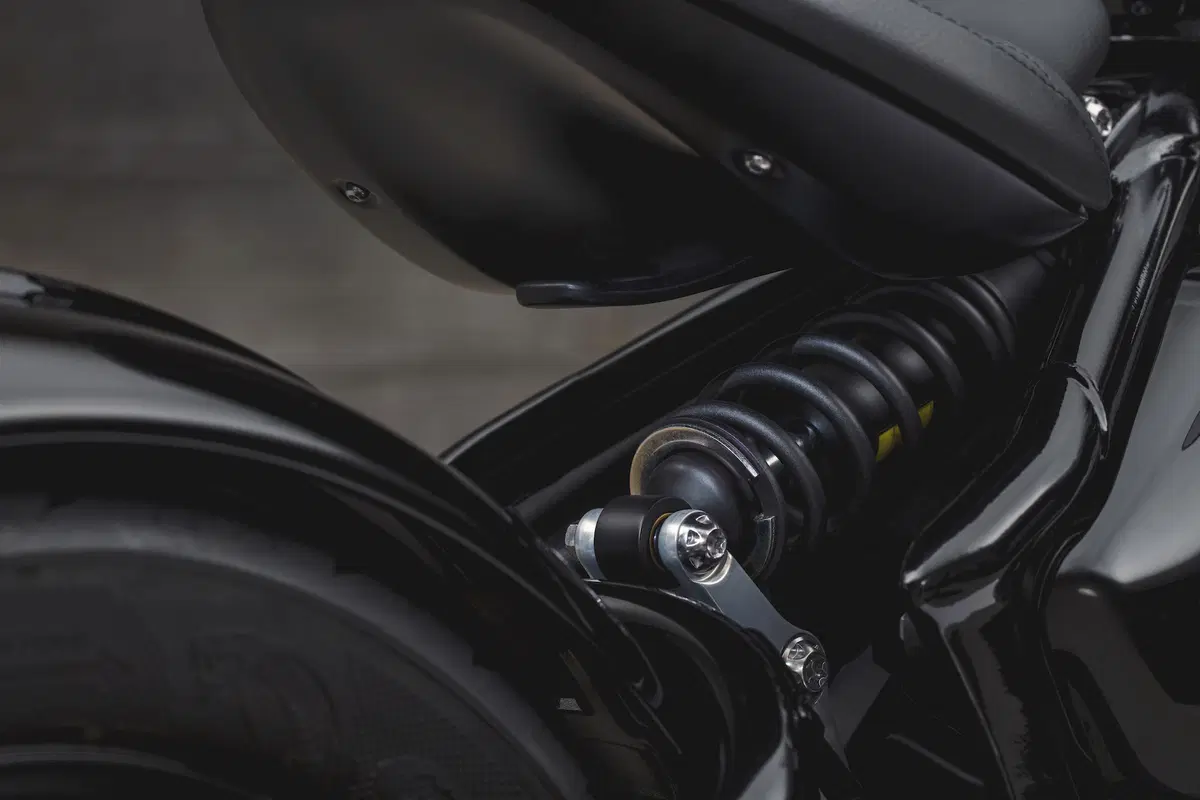 Triumph Bonneville Bobber Black (12)