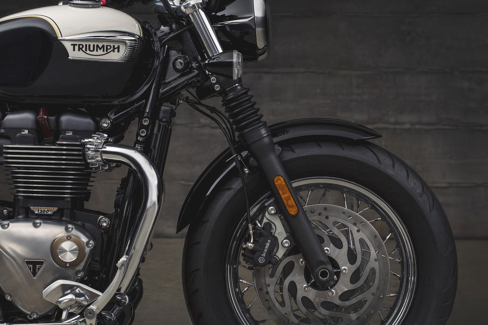 L'avantreno è quello della Bobber: forcella da 41mm ma con il nuovo doppio disco da 310mm Brembo