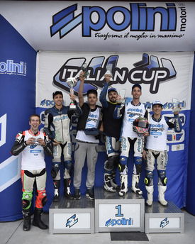 Ecco i sei neo Campioni Italiani Scooter Evolution Polini Italian Cup 2017. Da sinistra a destra: Diego Falardi (70 Amatori), Gabriele Beghelli (70 Super Sport), Stefano Villa (Vespa 135 2T), Marco Caddeo (Vespa 185 4T), Filippo Corsi (100 Big Evo Open), Matteo Tiraferri (70 Evo Open).