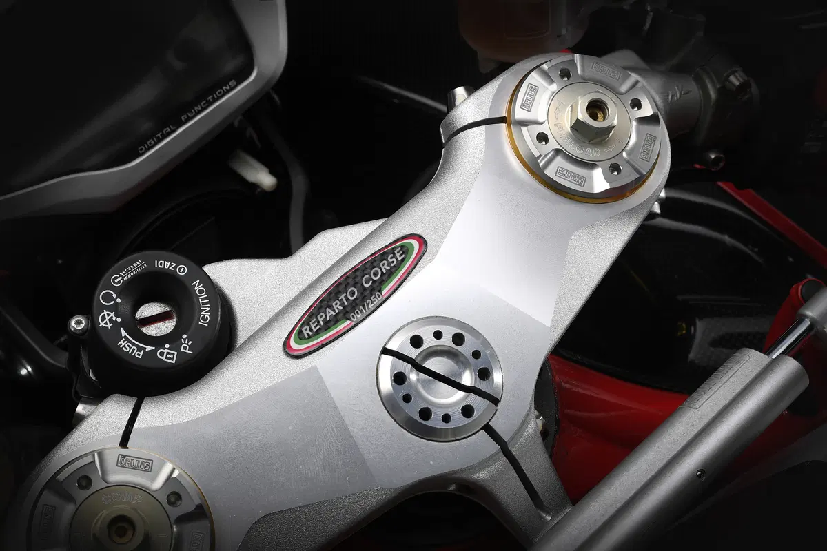 MV Agusta F4 RC 2018, la replica SBK da 212 cv  (13)