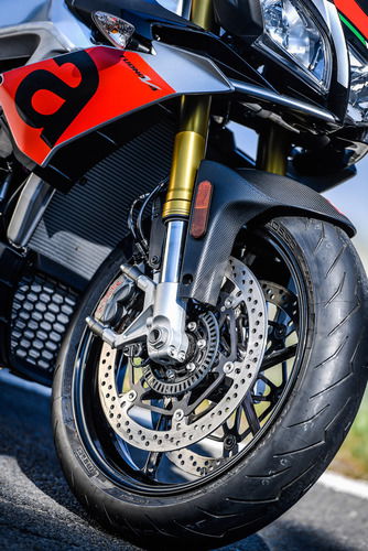 L'avantreno della Tuono 1100 RR: forcella Sachs e pneumatico Pirelli Diablo Rosso III invece che Öhlins e Supercorsa