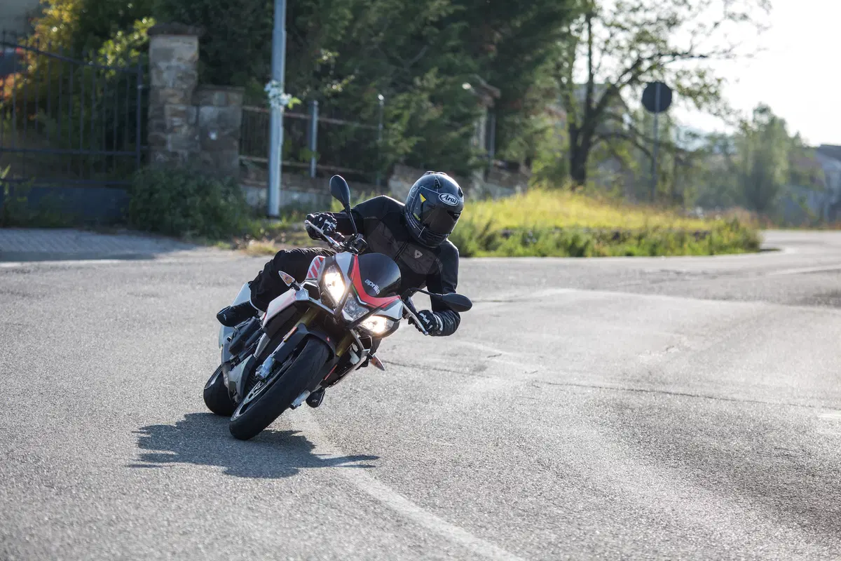 Aprilia Tuono 1100RR. Supersportiva nuda (6)