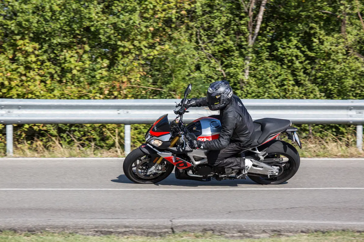 Aprilia Tuono 1100RR. Supersportiva nuda (7)