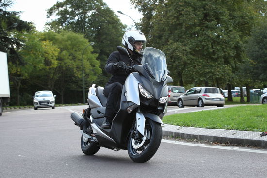 In città lo Yamaha X-MAX 125 è a suo agio