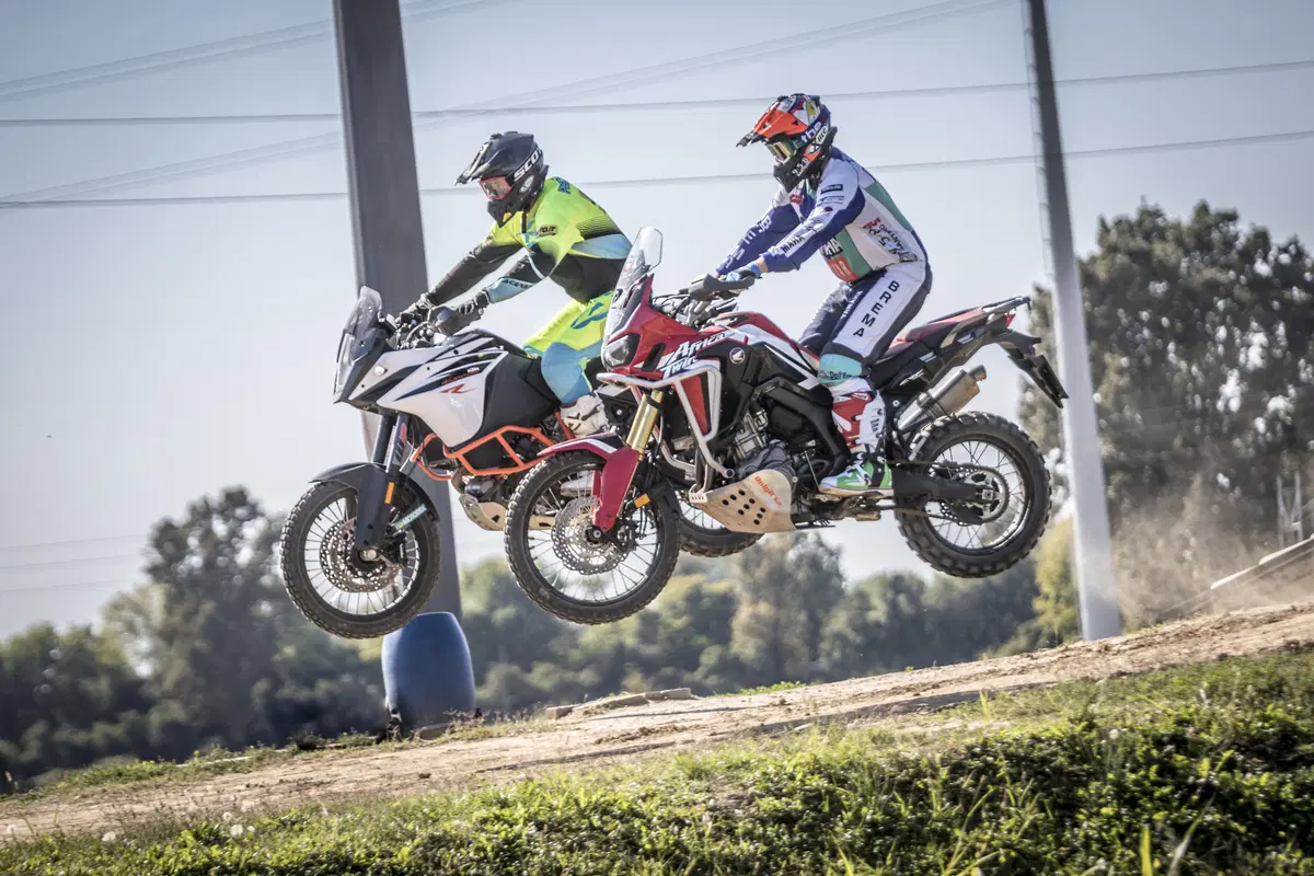 Honda Africa Twin CRF1000 vs KTM 1090 Adventure R (2)