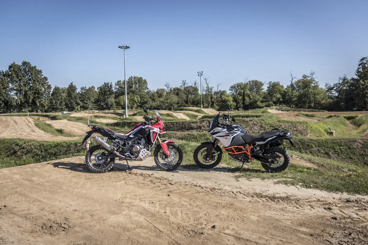 Honda Africa Twin CRF1000 vs KTM 1090 Adventure R (8)