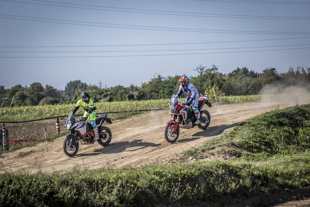 Honda Africa Twin CRF1000 vs KTM 1090 Adventure R (9)