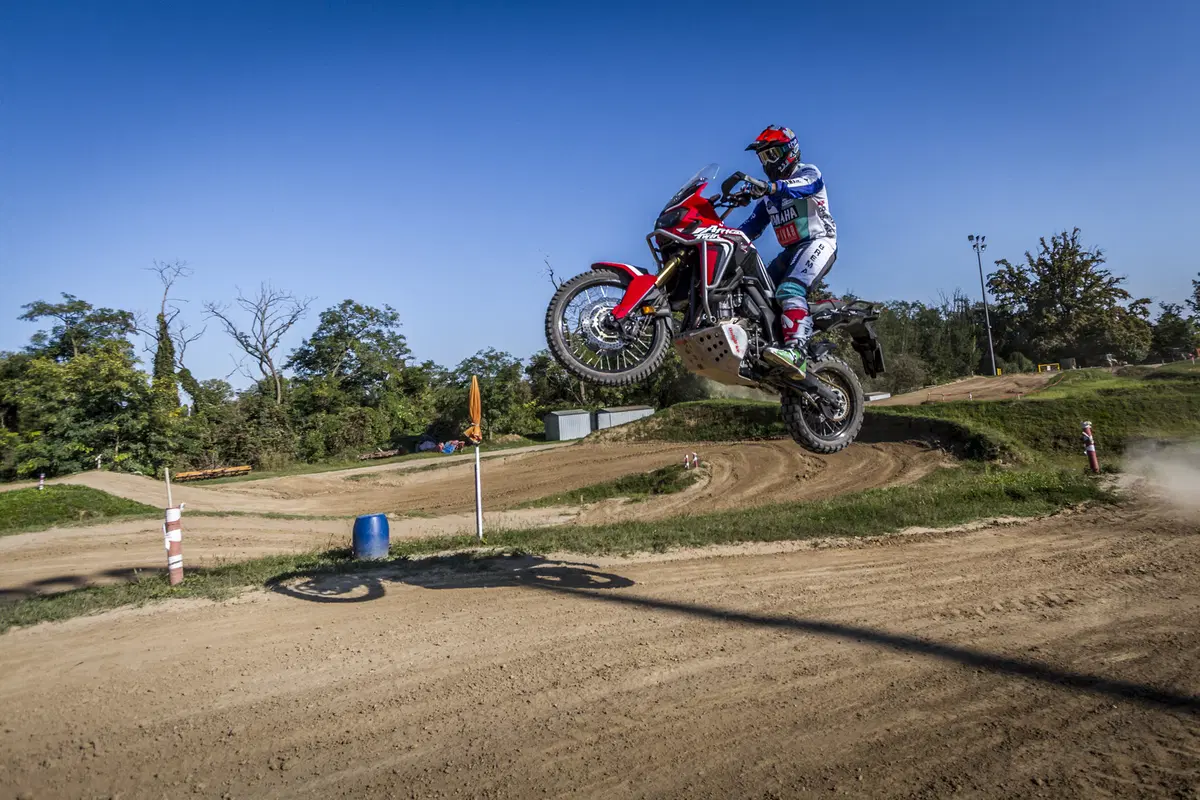 Honda Africa Twin CRF1000 vs KTM 1090 Adventure R (2)