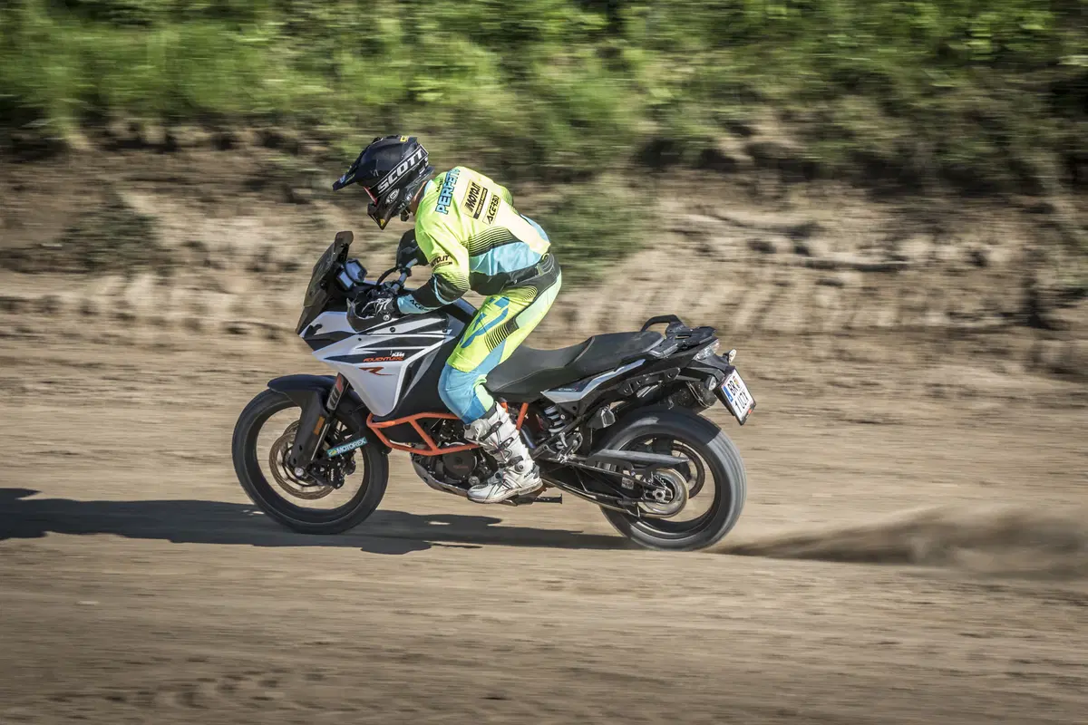 Honda Africa Twin CRF1000 vs KTM 1090 Adventure R (4)