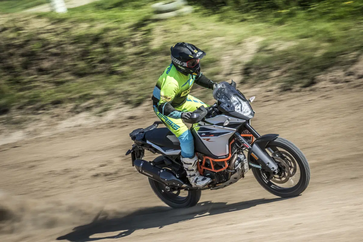Honda Africa Twin CRF1000 vs KTM 1090 Adventure R (3)