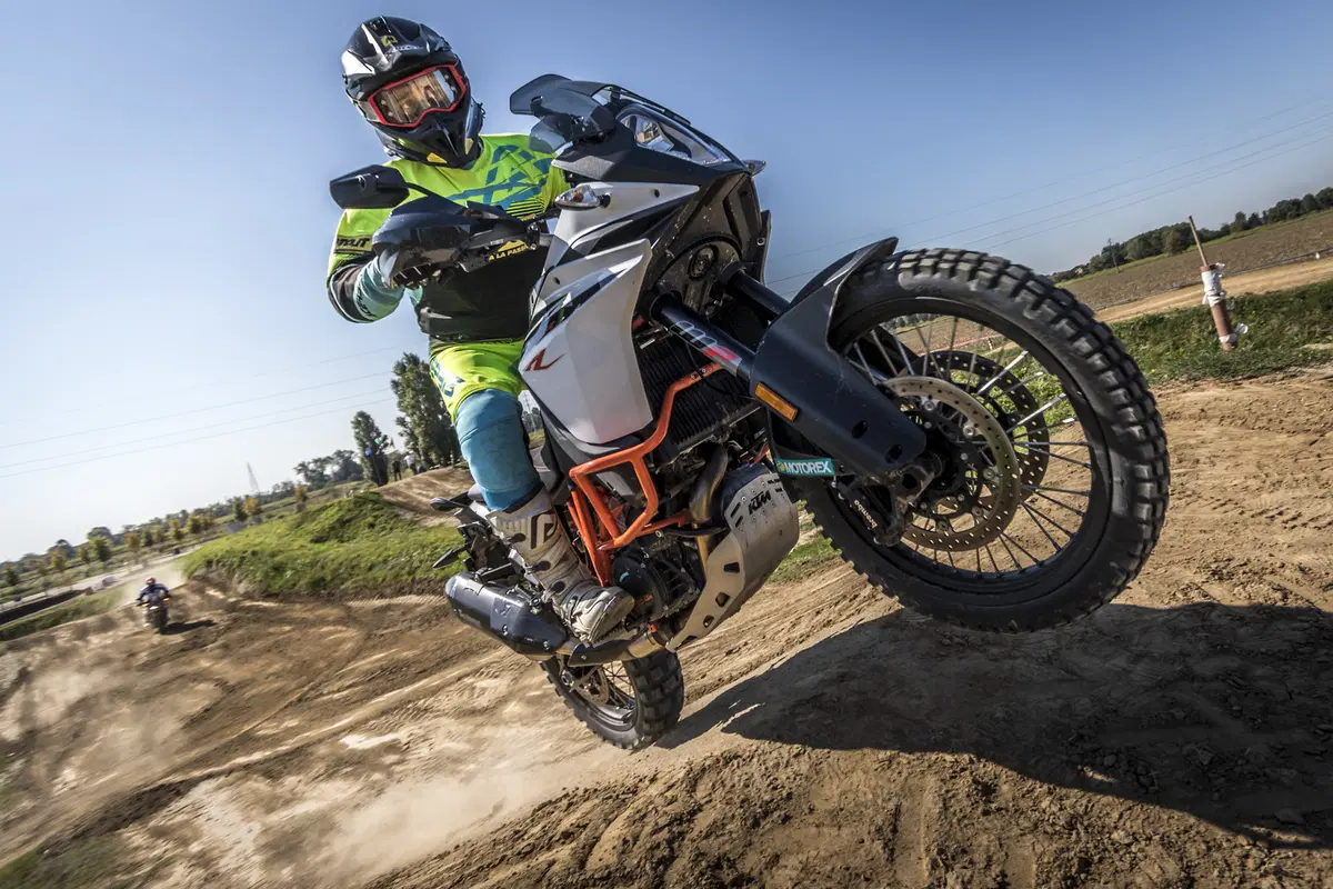 Honda Africa Twin CRF1000 vs KTM 1090 Adventure R