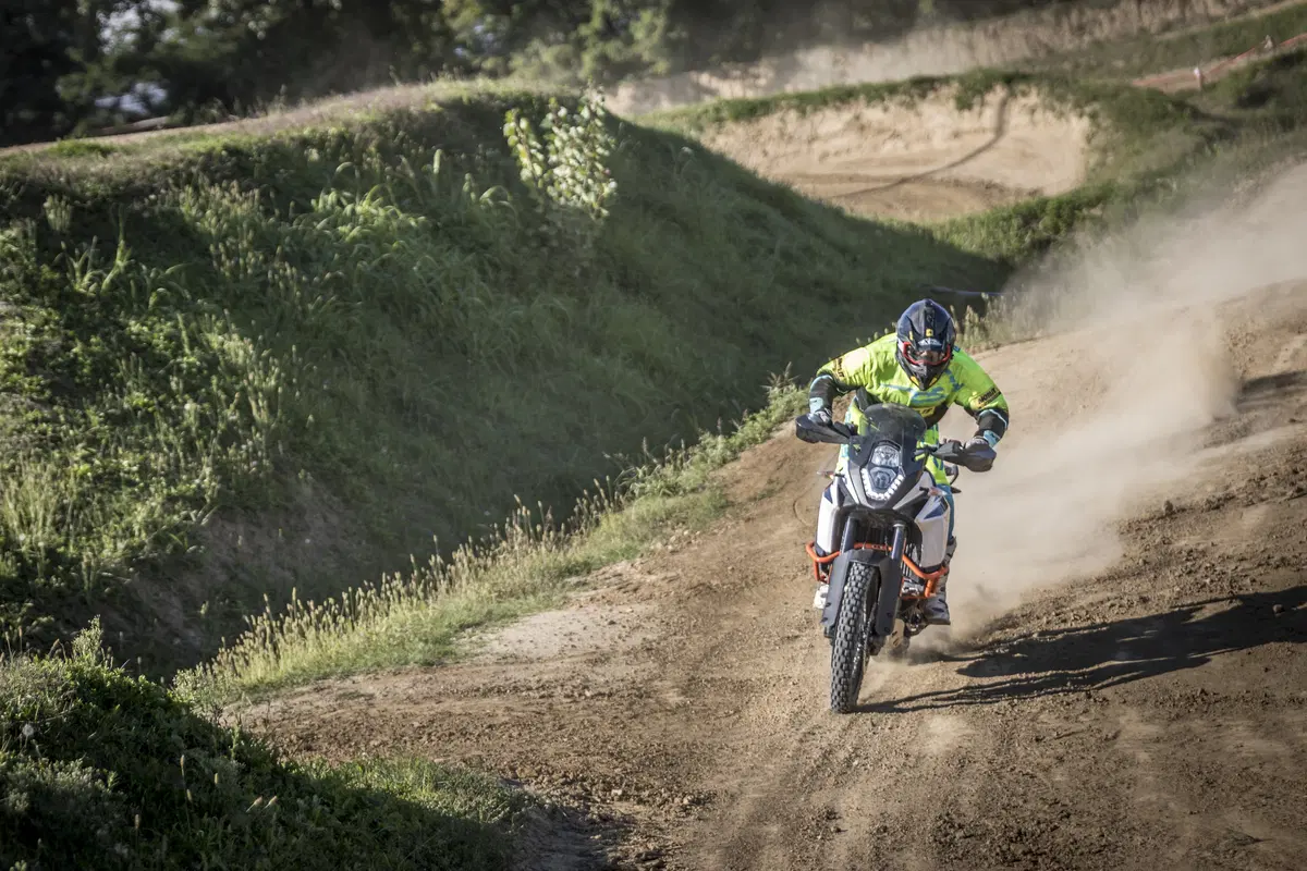 Honda Africa Twin CRF1000 vs KTM 1090 Adventure R (8)