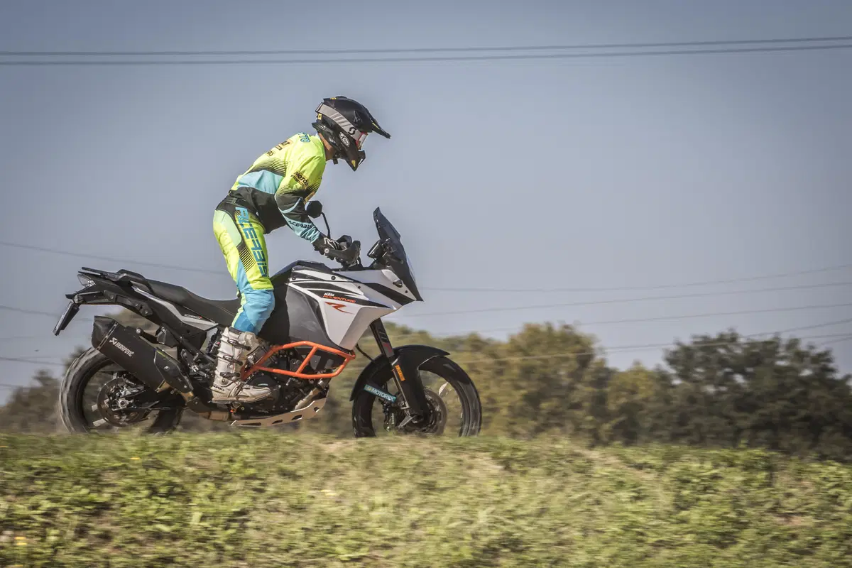 Honda Africa Twin CRF1000 vs KTM 1090 Adventure R (10)