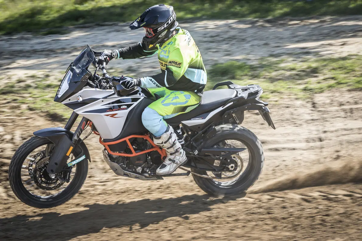 Honda Africa Twin CRF1000 vs KTM 1090 Adventure R (15)