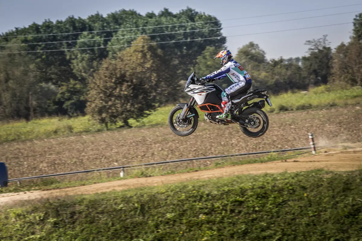 Honda Africa Twin CRF1000 vs KTM 1090 Adventure R (12)