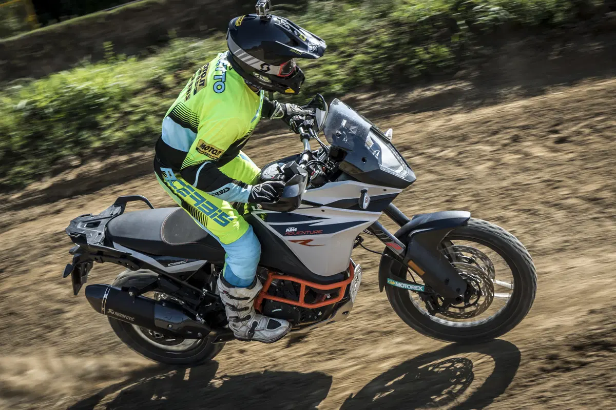 Honda Africa Twin CRF1000 vs KTM 1090 Adventure R (16)