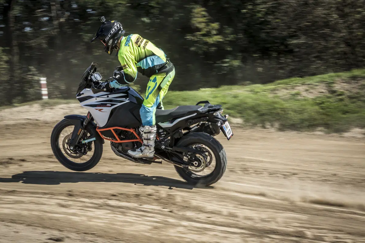 Honda Africa Twin CRF1000 vs KTM 1090 Adventure R (13)