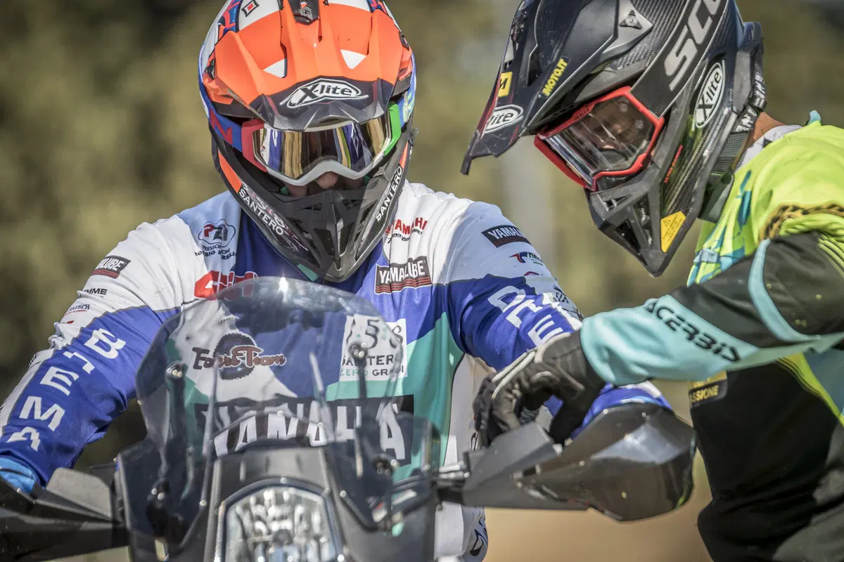 Honda Africa Twin CRF1000 vs KTM 1090 Adventure R (2)