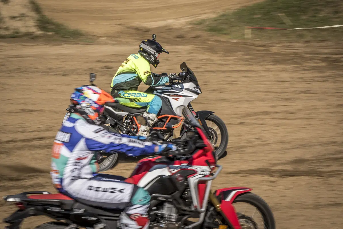 Honda Africa Twin CRF1000 vs KTM 1090 Adventure R (8)
