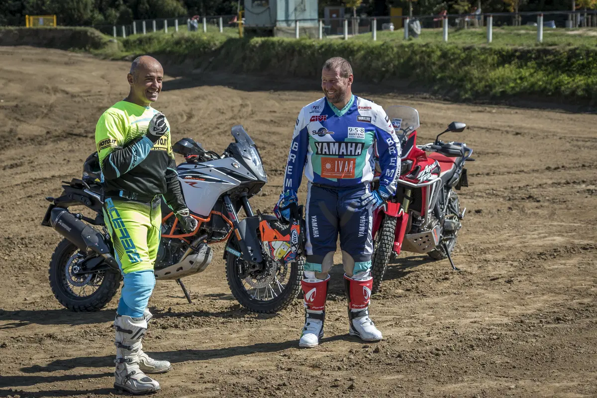 Honda Africa Twin CRF1000 vs KTM 1090 Adventure R (10)