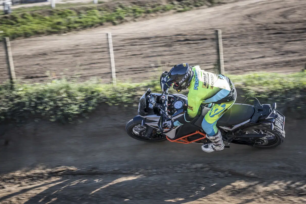 Honda Africa Twin CRF1000 vs KTM 1090 Adventure R (17)