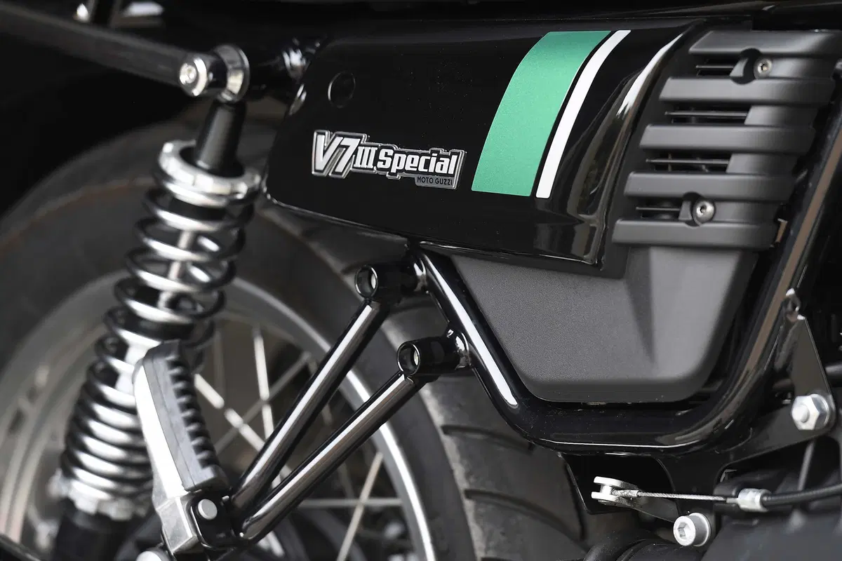 Moto Guzzi V7 III (15)