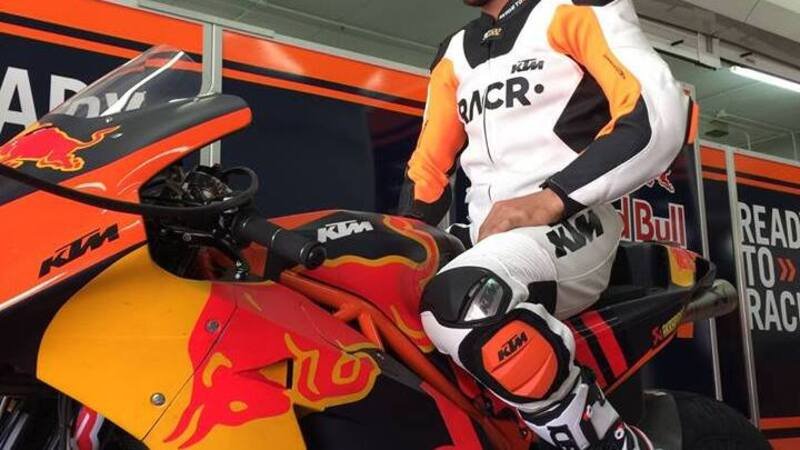 Tony Cairoli in pista con la MotoGP KTM RC16 a Valencia