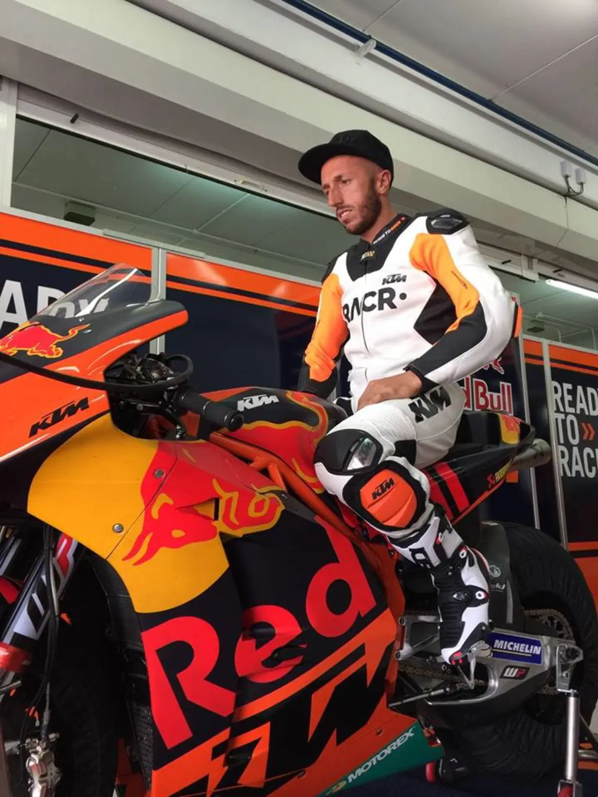 Tony Cairoli in pista con la KTM RC16 a Valencia (2)