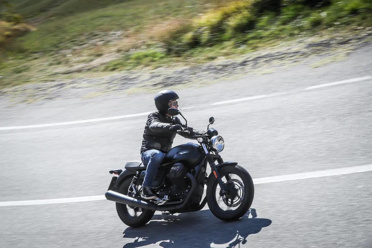 Moto Guzzi V7 III (8)