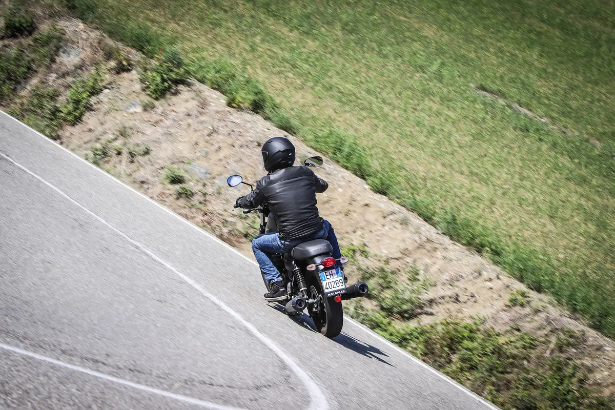 Moto Guzzi V7 III (4)