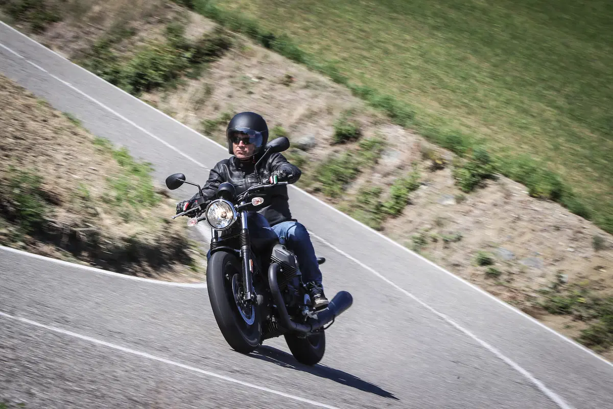 Moto Guzzi V7 III (10)