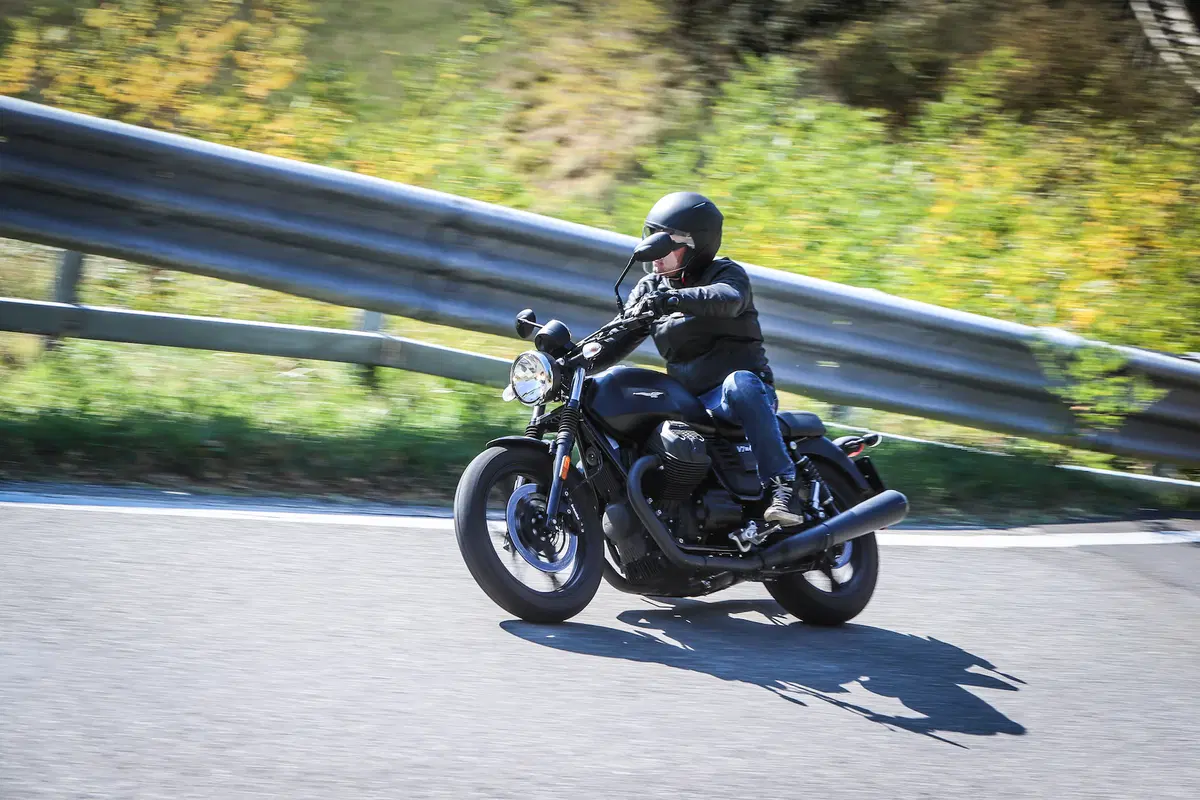 Moto Guzzi V7 III (11)