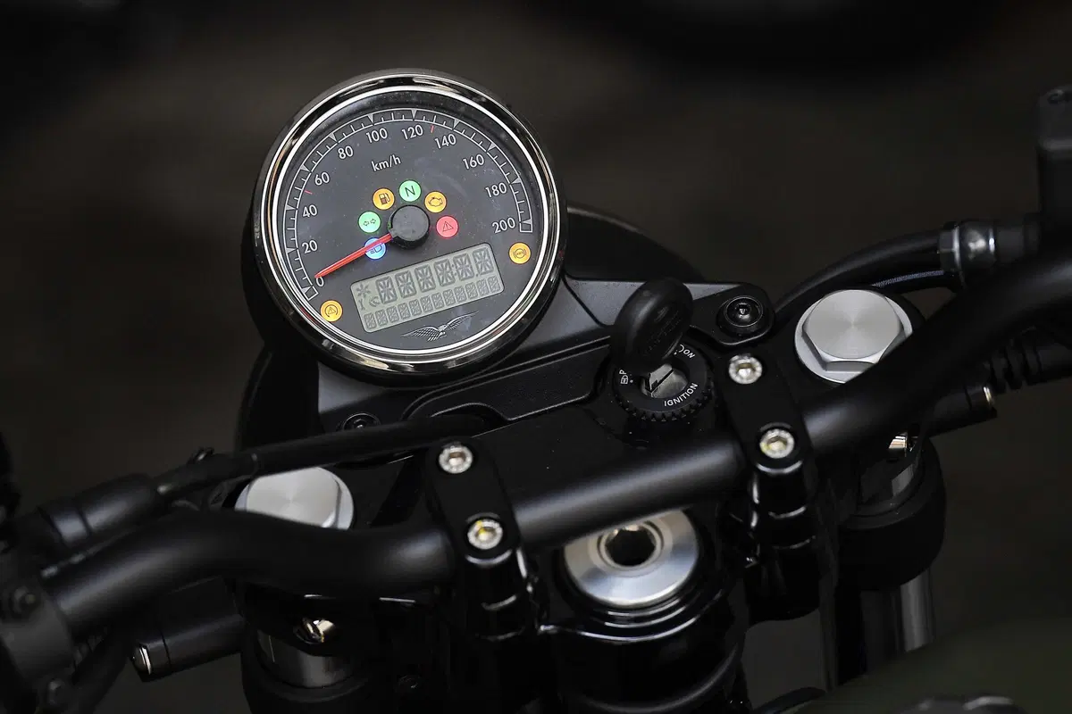 Moto Guzzi V7 III (4)