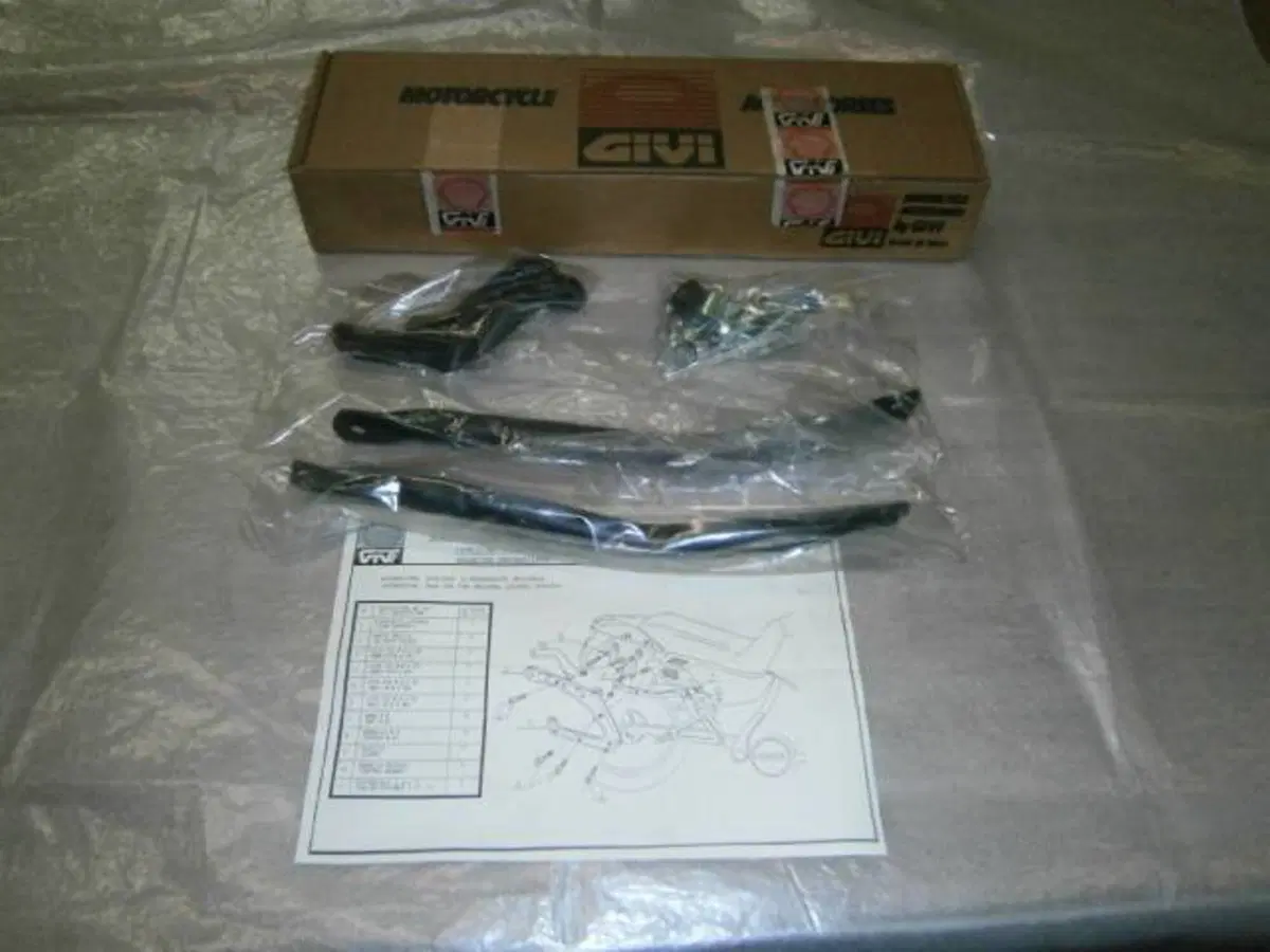 portaborse laterali Y133 HONDA DOMINATOR Givi