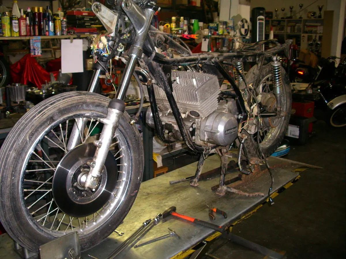 Restaurando, puntata 15: Kawasaki 400 Mach II 1974