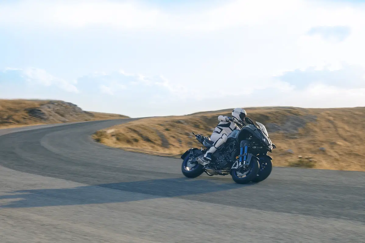 Yamaha Niken, debutto a Tokyo, in arrivo ad EICMA (2)