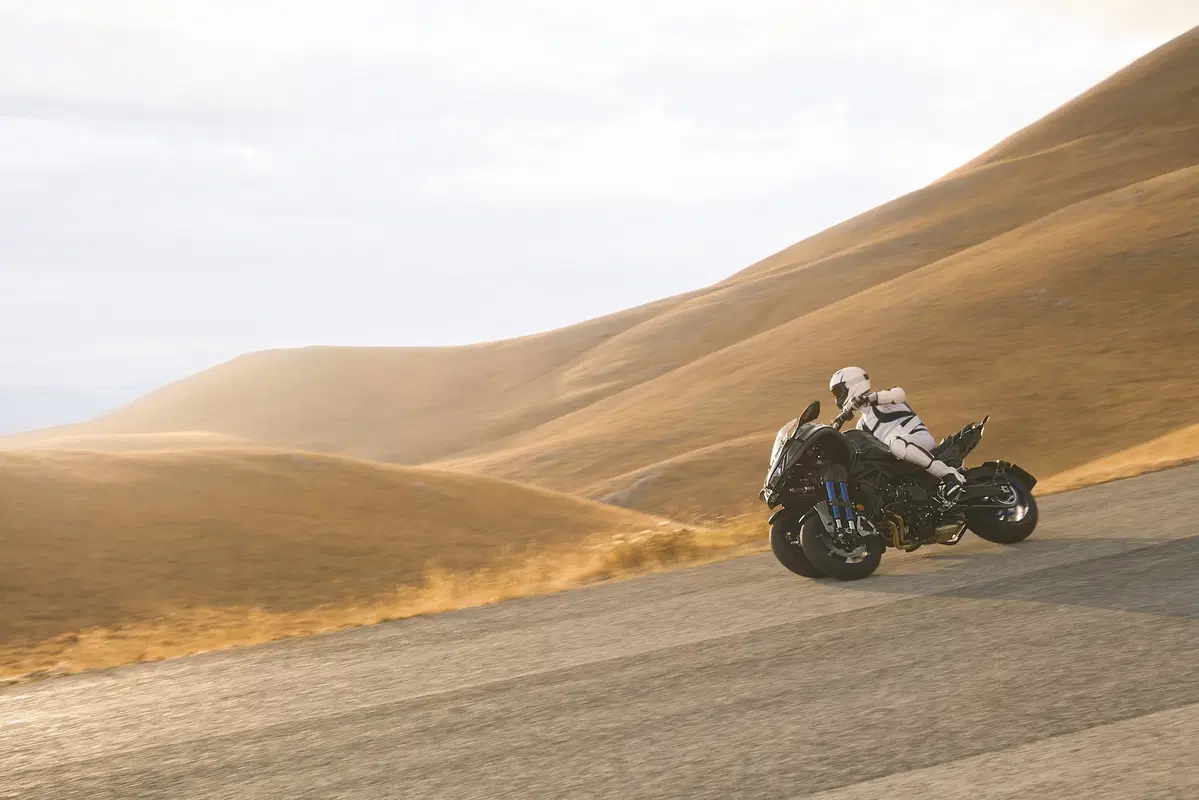 Yamaha Niken, debutto a Tokyo, in arrivo ad EICMA (4)