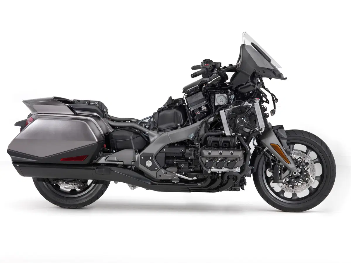 Honda GL 1800 Gold Wing 2018. Cambia tutta e si fa in tre (38)