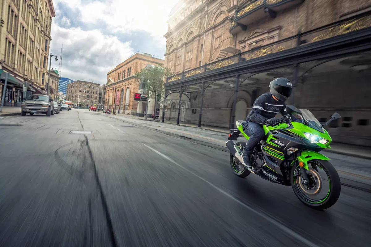Kawasaki Ninja 400 2018. Foto e dati (18)