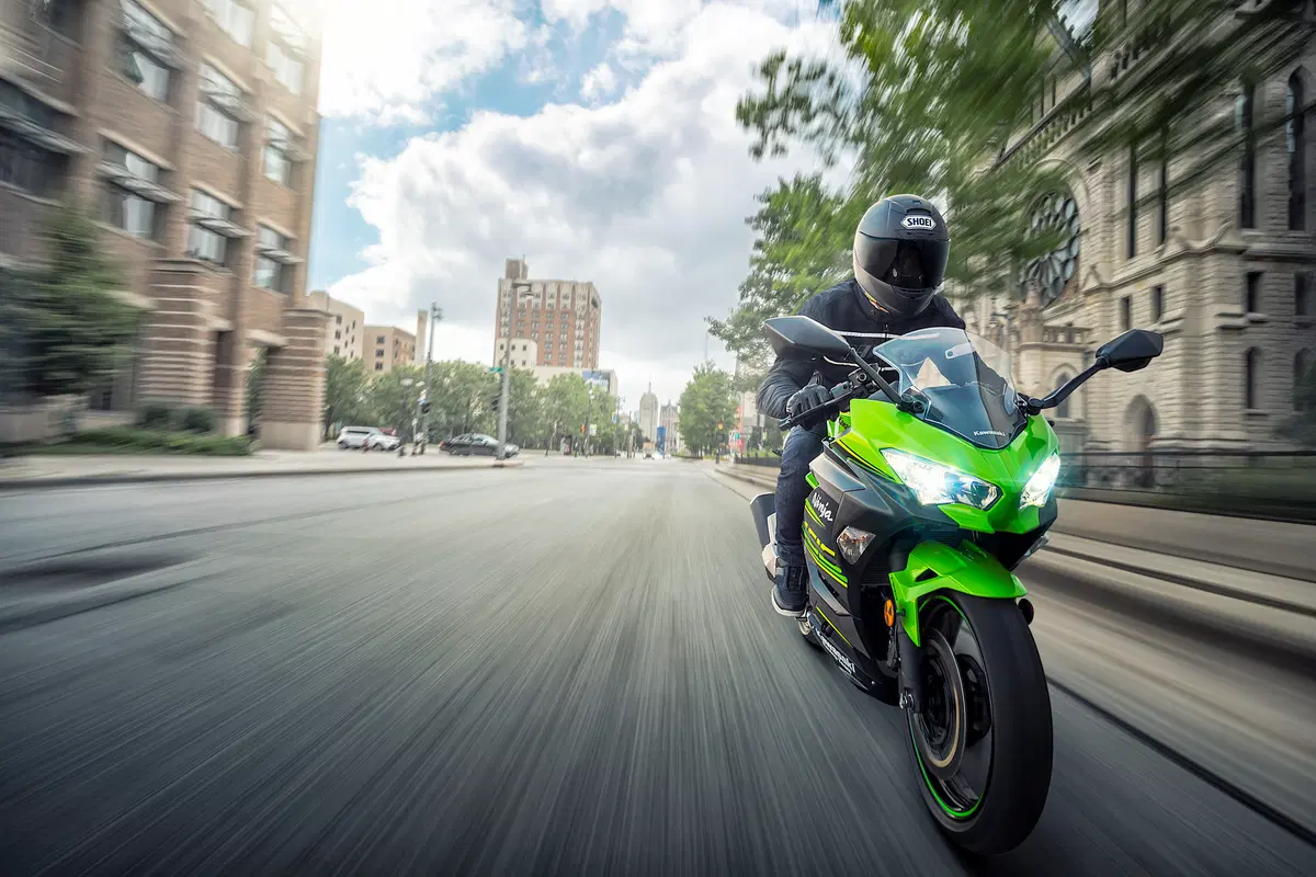 Kawasaki Ninja 400 2018. Foto e dati (19)