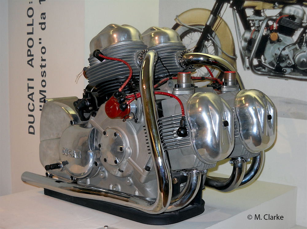 L’imponente blocco motore dell’Apollo, oggi esposto al Museo Ducati. Questo quadricilindrico a L realizzato nel 1963 aveva una cilindrata di 1260 cm3 e la distribuzione ad aste e bilancieri