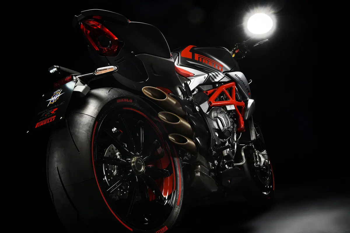 Tre moto speciali da MV Agusta: F3 675 e 800 RC, Brutale 800 RR Pirelli (24)