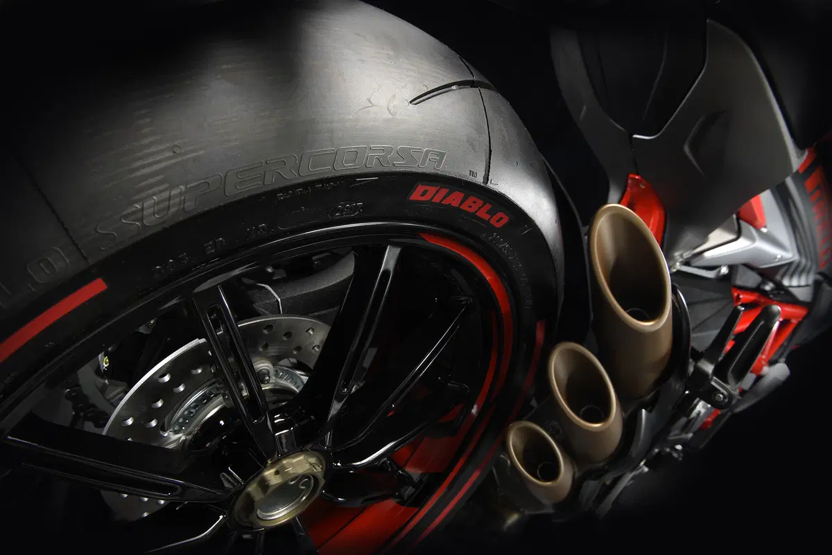 Tre moto speciali da MV Agusta: F3 675 e 800 RC, Brutale 800 RR Pirelli (25)