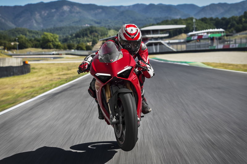 La vista frontale della Ducati Panigale V4 in azione