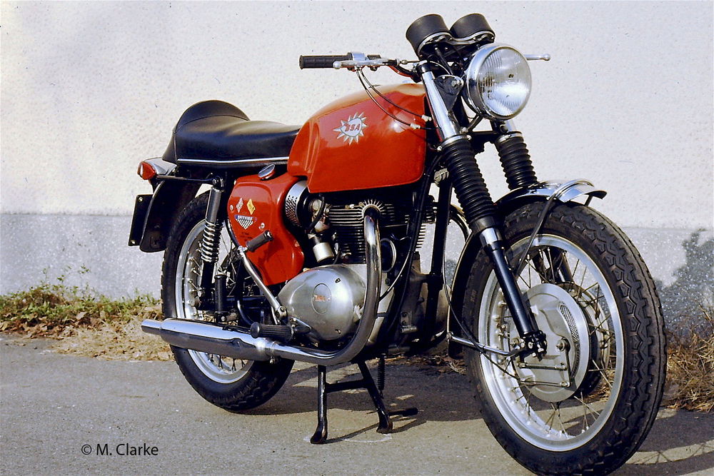 Le BSA bicilindriche sono state a lungo un autentico sogno per molti appassionati. Questa è una A 65 Spitfire IV della seconda metà degli anni Sessanta, per la quale la casa dichiarava molto ottimisticamente una potenza superiori ai 50 cavalli